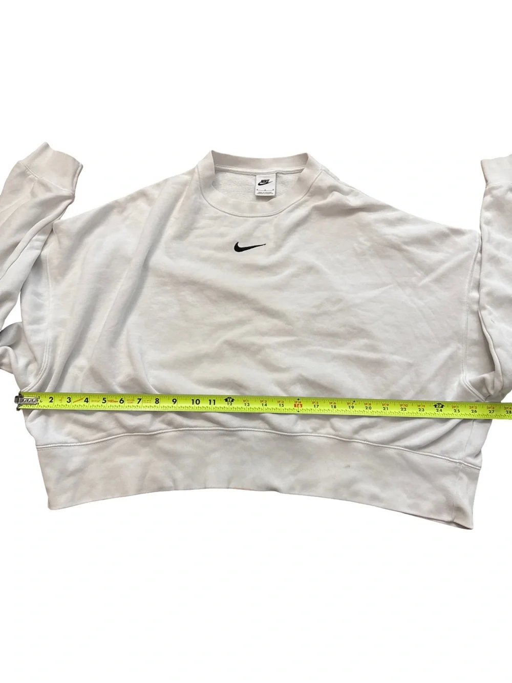 Nike Women’s White Crop Box Style Sweatshirt Size Medium Center Swoosh Logo Nike